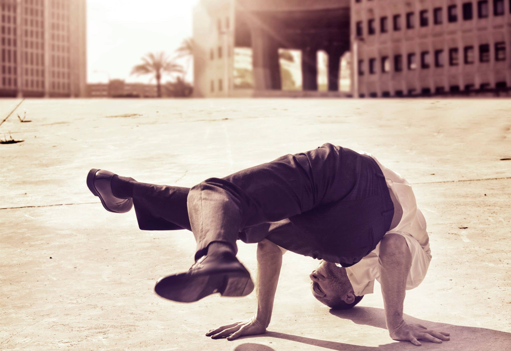 Postura de Breaking, Break Dance con Traje de Chaqueta