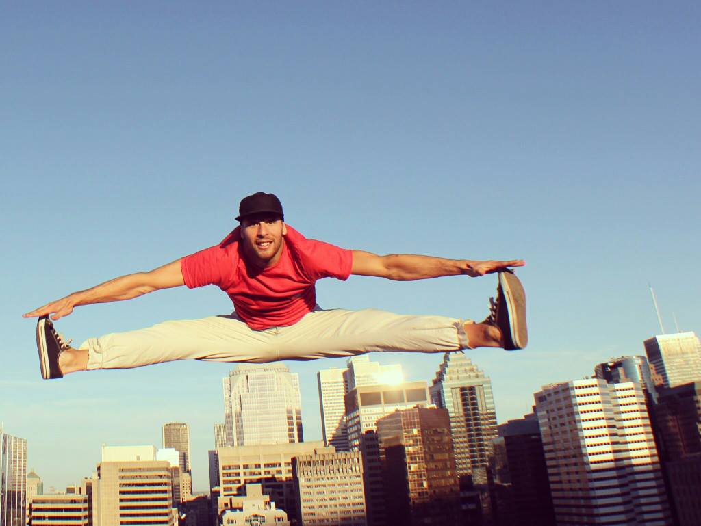 Salto Urbano con Piernas Abiertas en Montreal - Jorge Safer