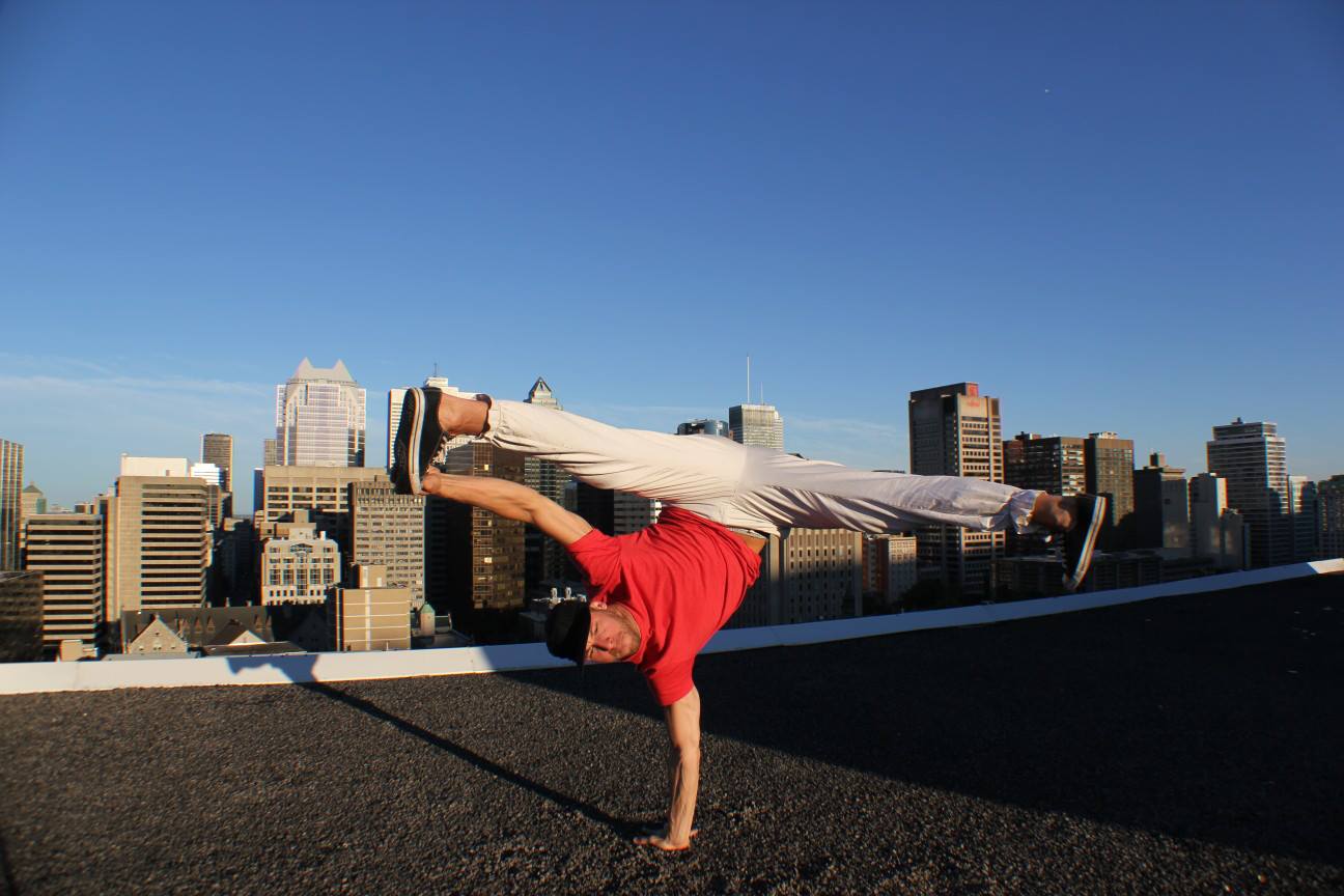 Pose Flexible de Break Dance con una Mano en Montreal