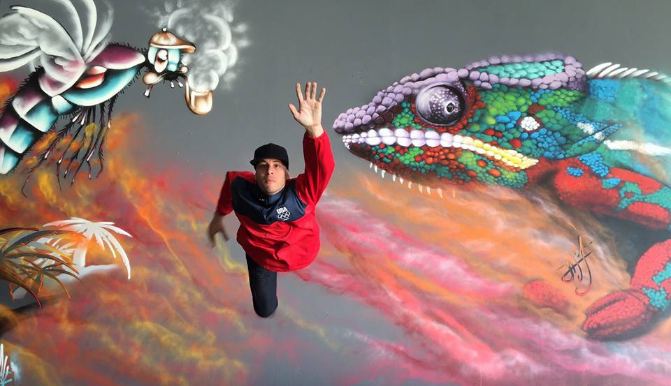 Mural de Graffiti y Pose Acrobática Volando - Jorge Safer