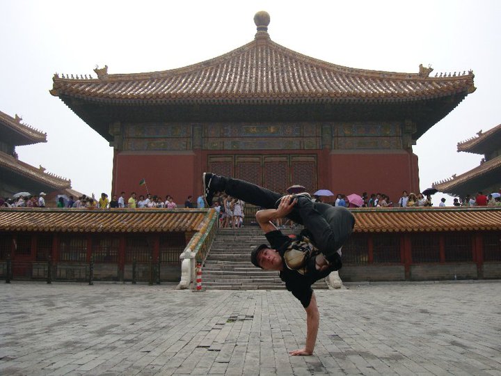 Bboy Big George en una Pose de Breaking en un Templo Chino