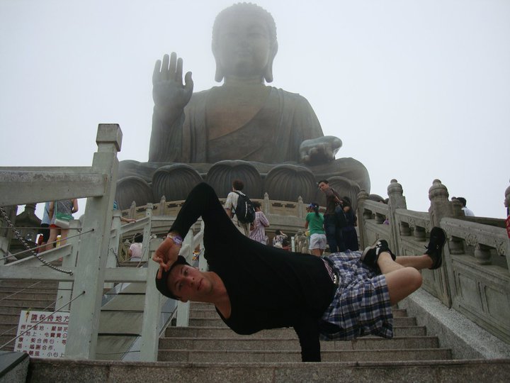 Pose de Breaking, Breakdance en el Gran Buda de Hong Kong.