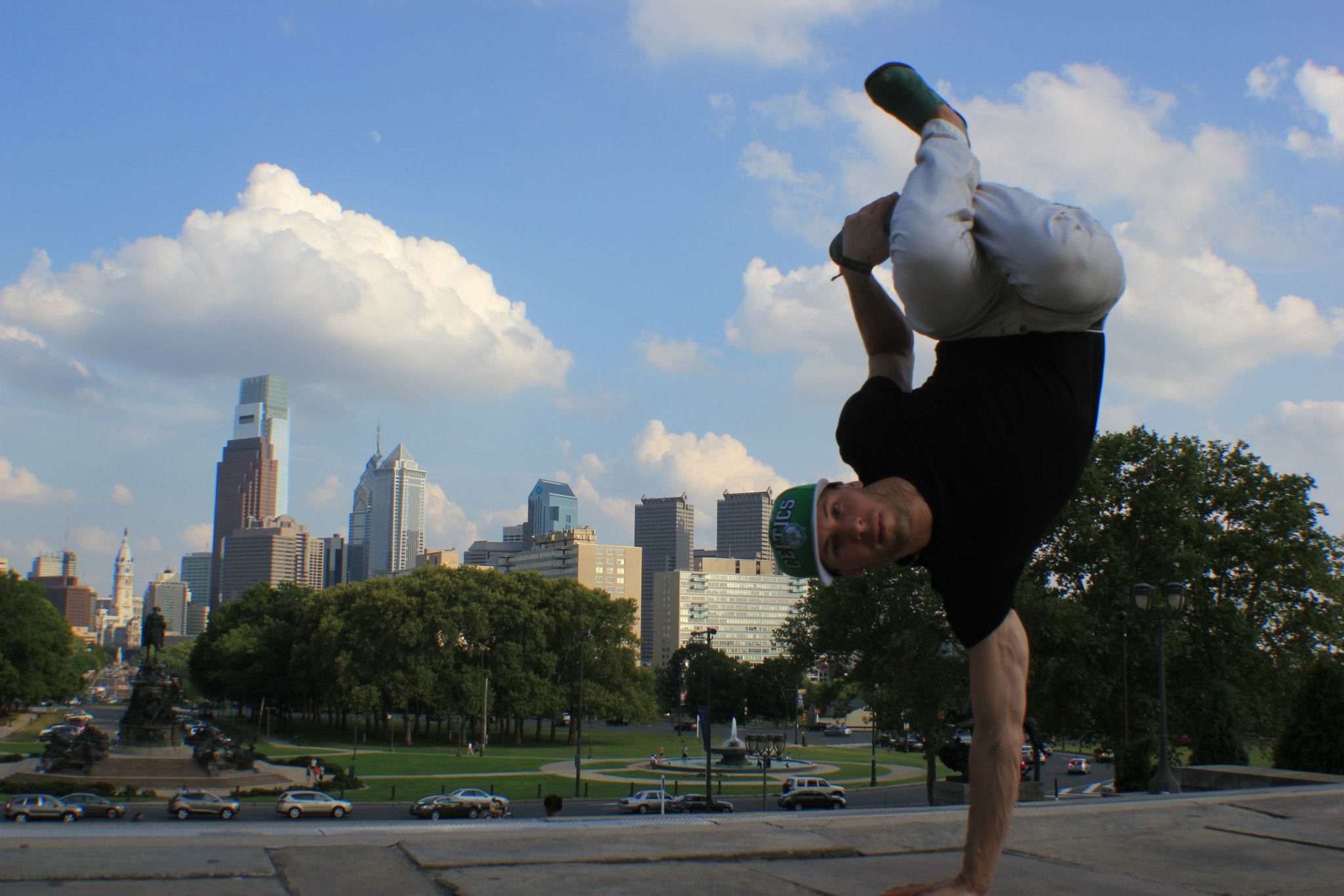 Postura Haciendo el Pino con una Mano Breaking ¨Break Dance¨