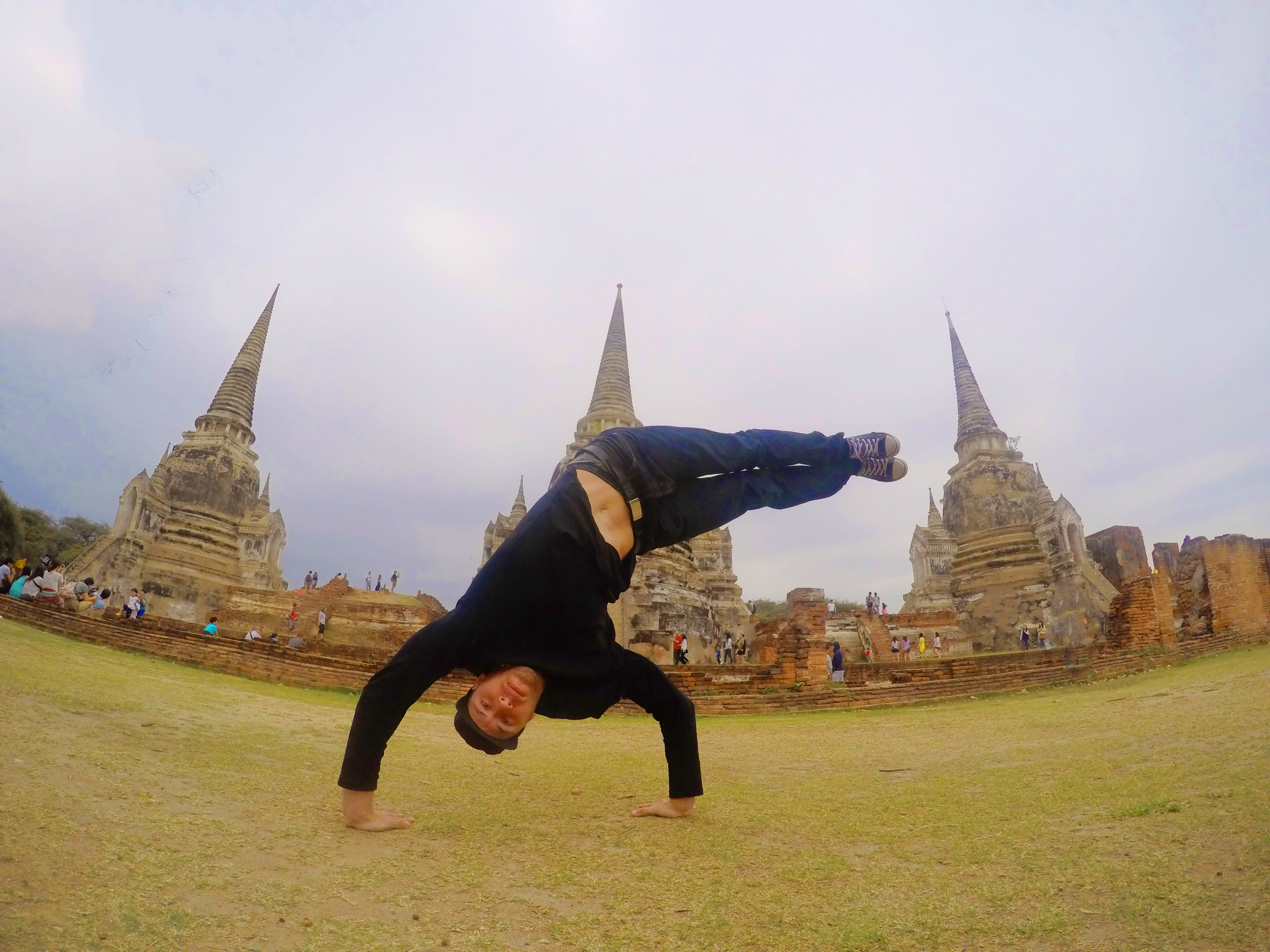 Foto Acrobática de Baile en el Templo Ayutthaya de Tailandia