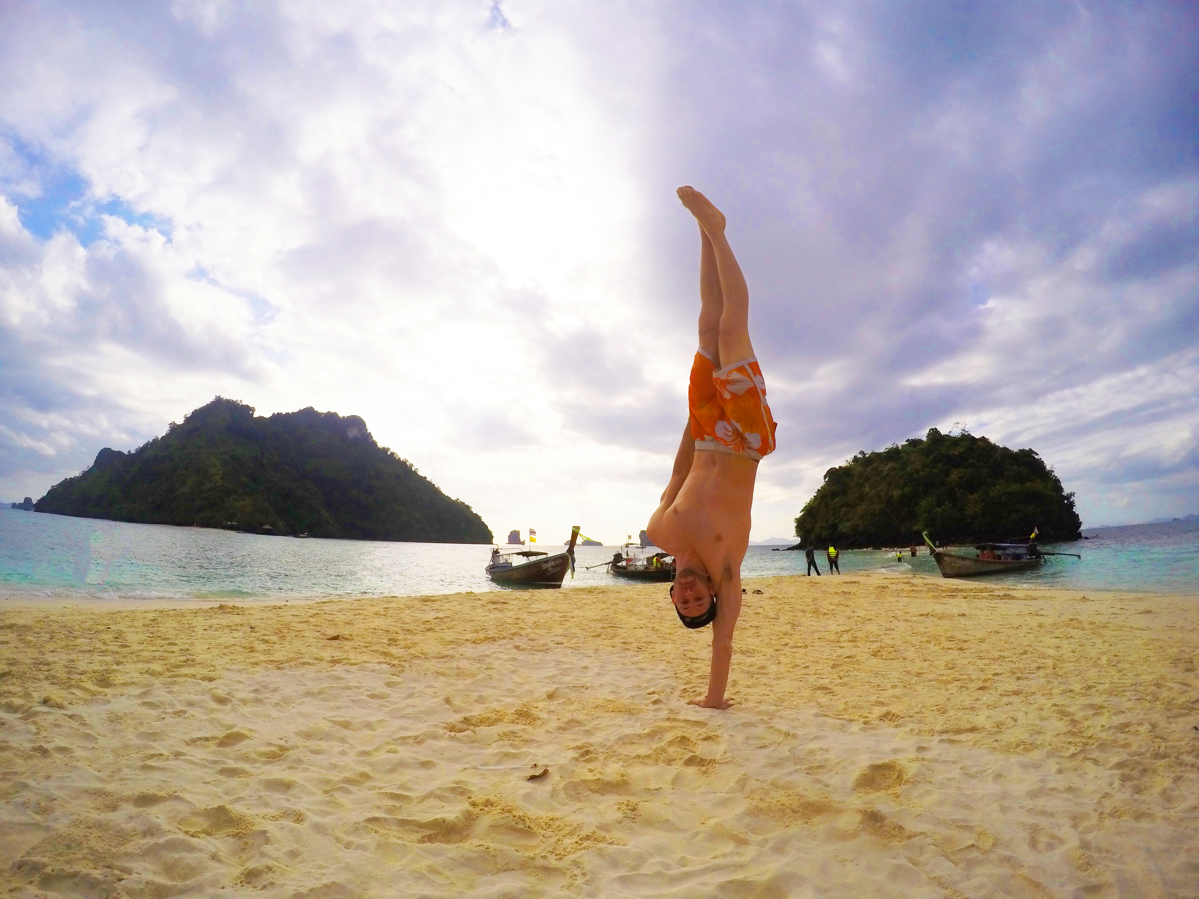 Pose con una Mano Recta de Break Dance en Tailandia