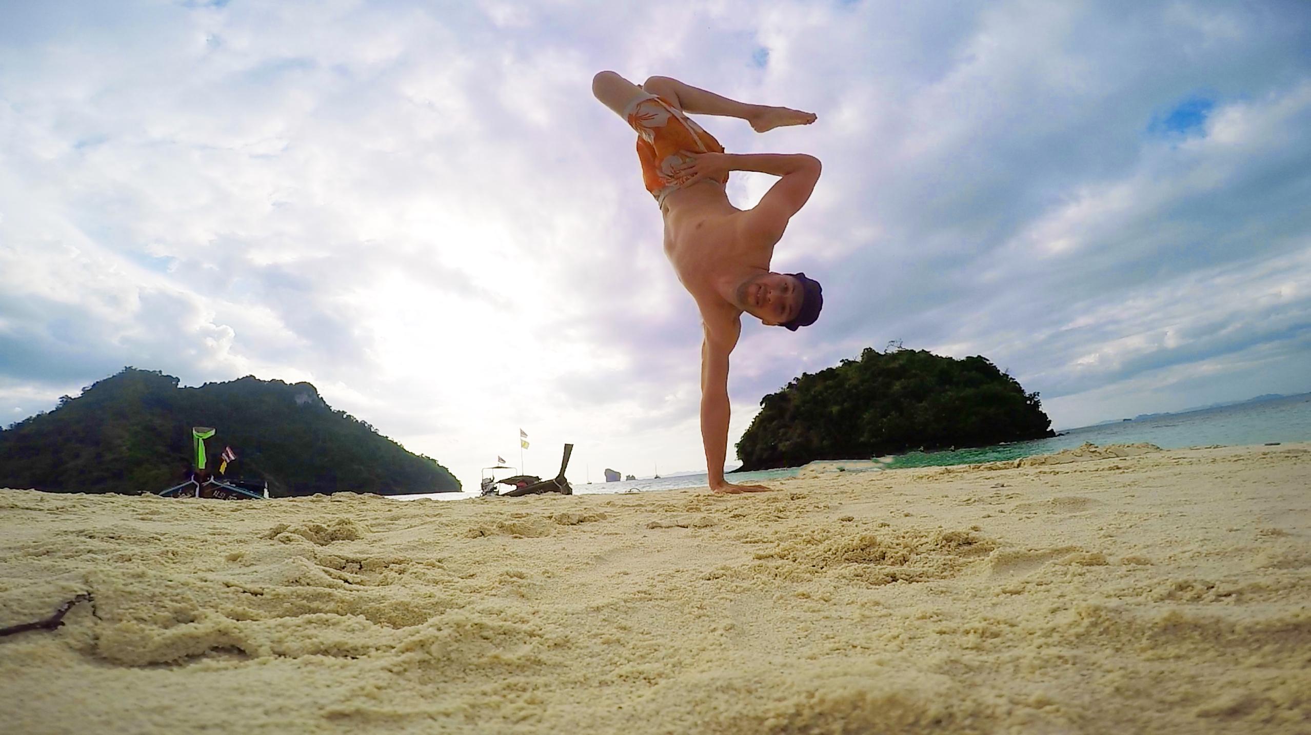 Postura de Pino con una Mano en las Playas de Tailandia.