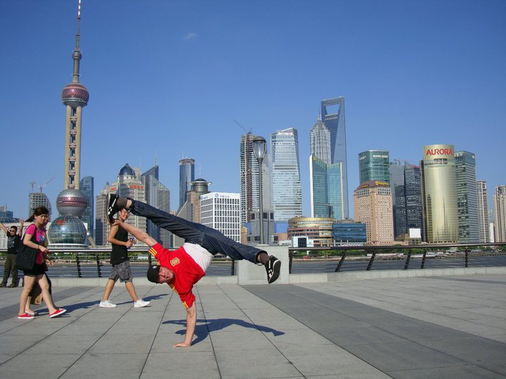 Postura Flexible de Break Dance a una Mano en Shanghai China