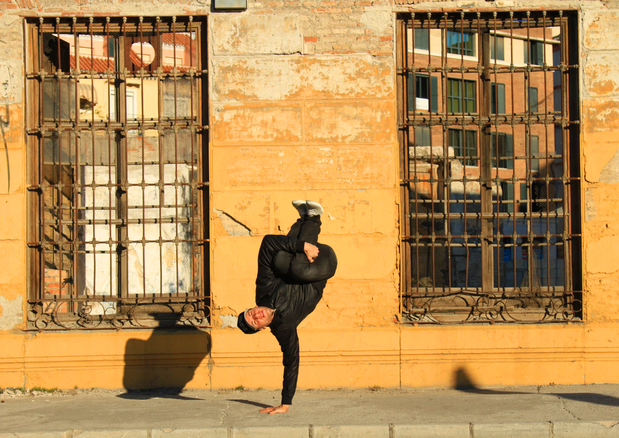 Pose Creativa de Baile Urbano por las Calles de Málaga.