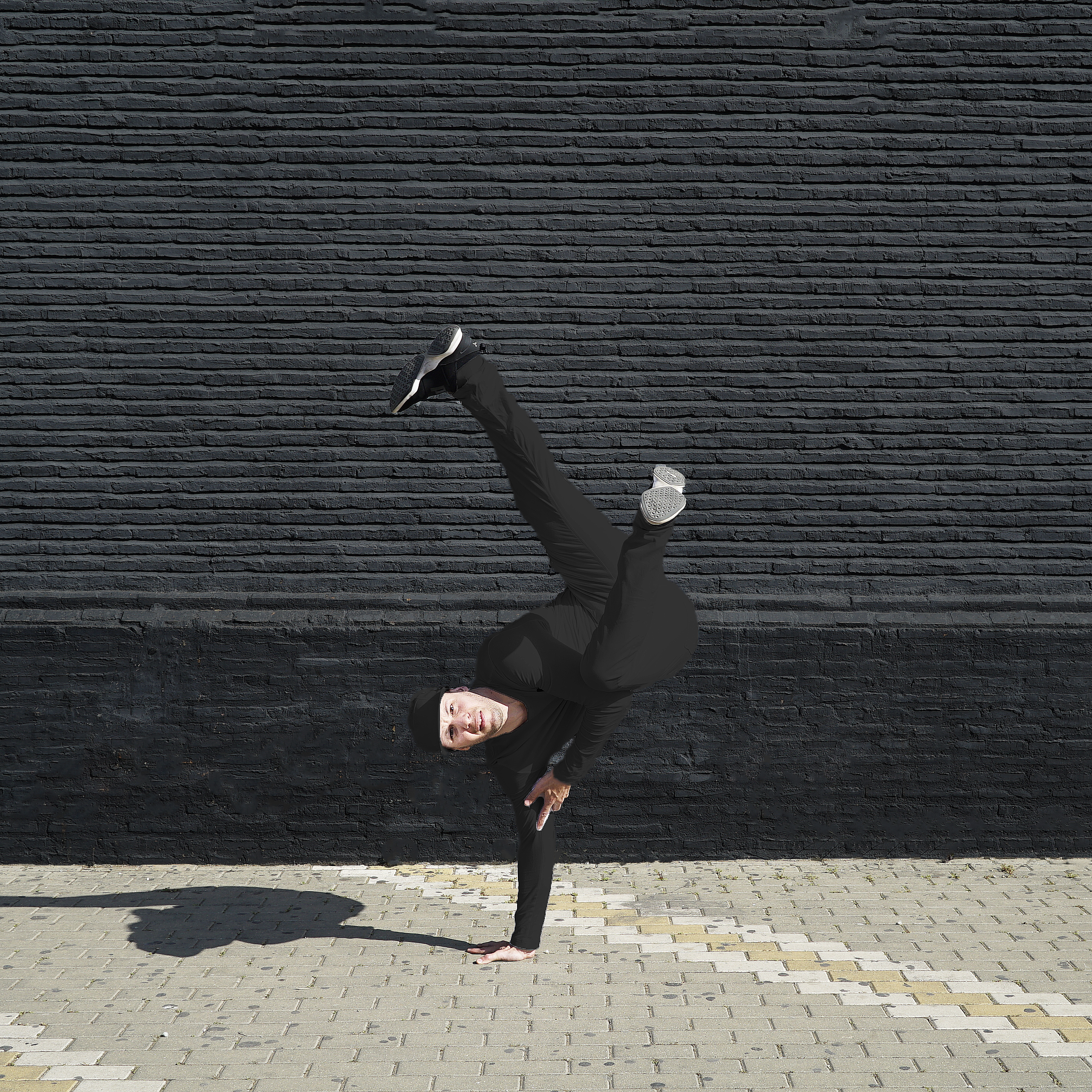 Figura Creativa de Break Dance con una Mano