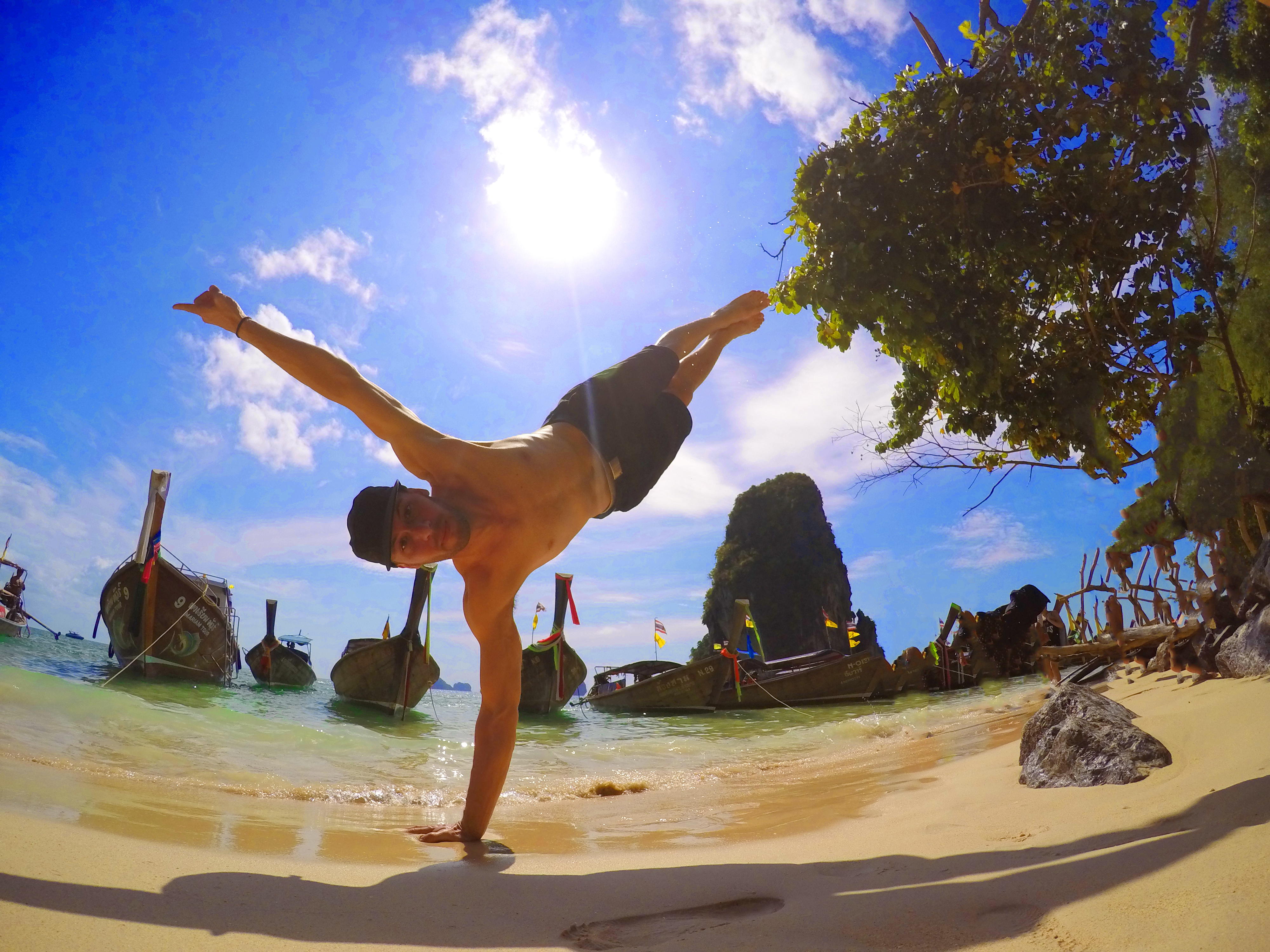 Postura Acrobática de Pino en Krabi, Tailandia.