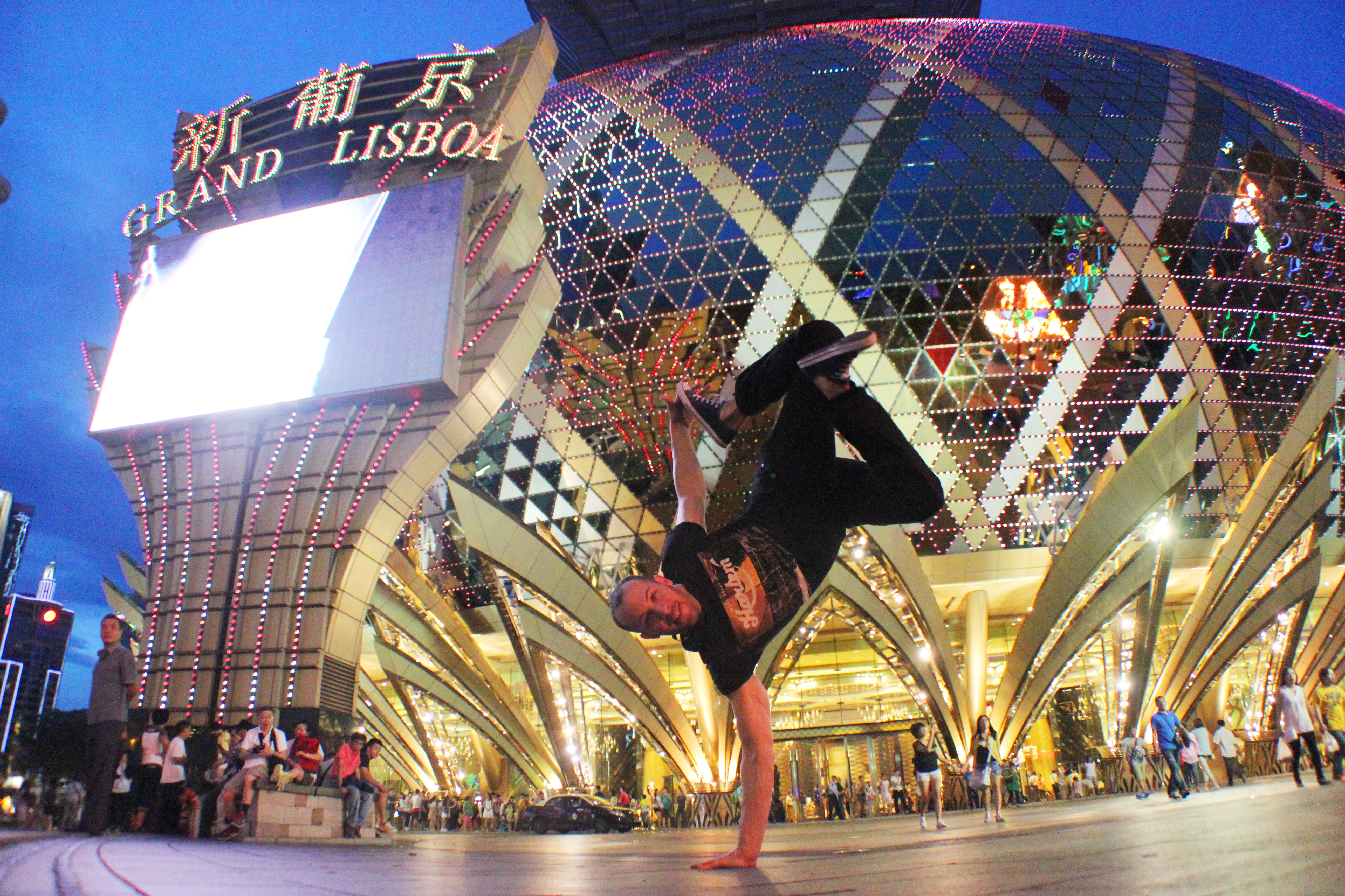 Break Dance Pose una Mano en el Hotel Grand Lisboa de Macao.