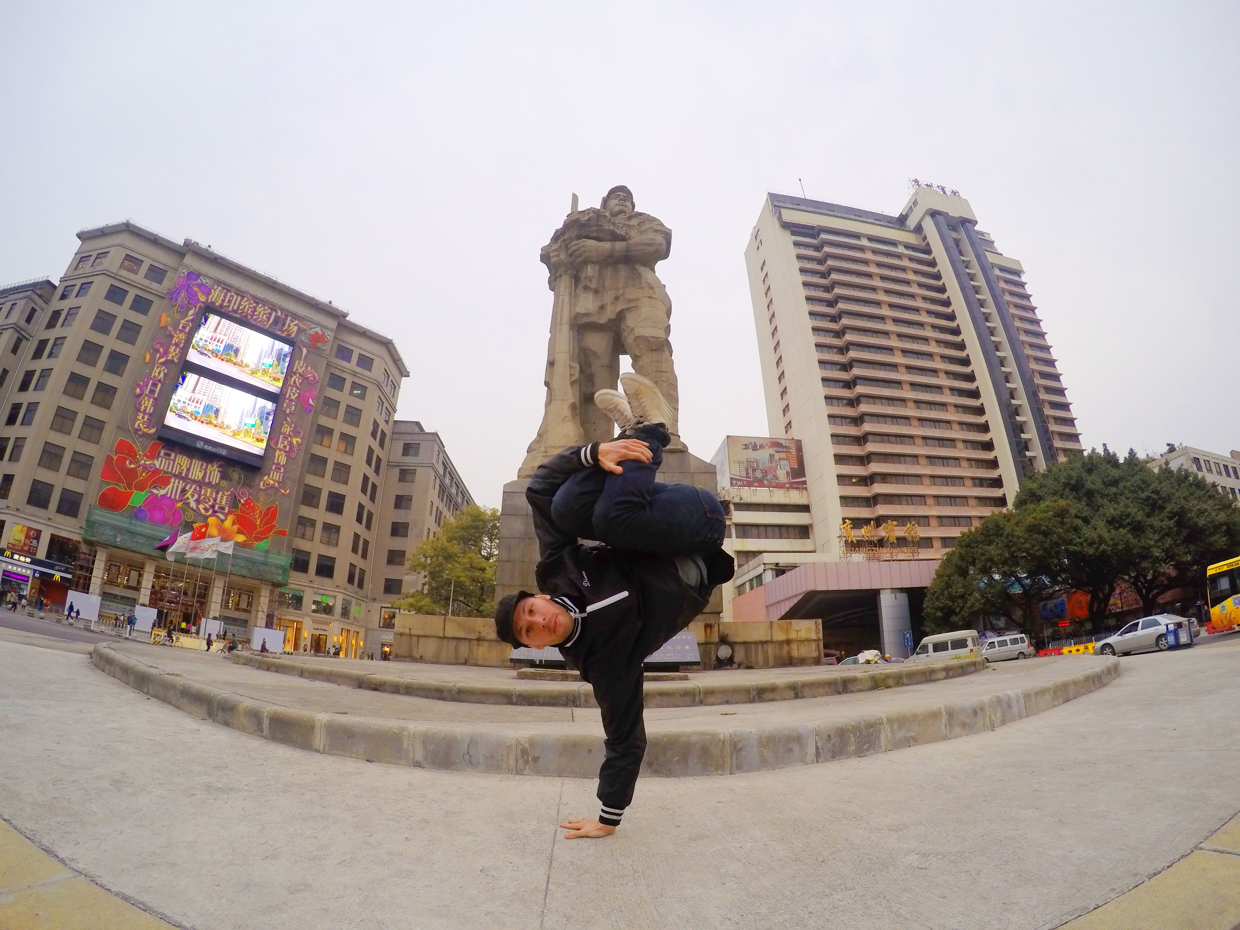 Pose de Pino de Breakdance en Guangzhou, China.