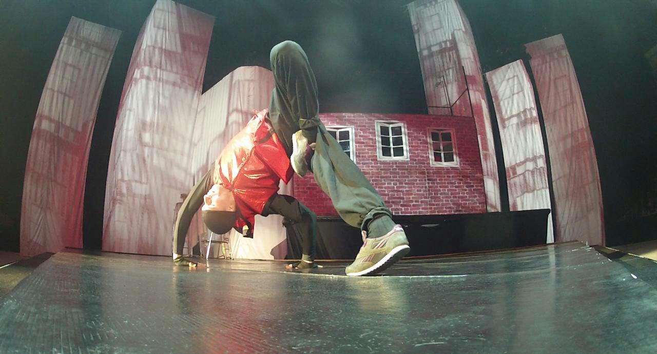Postura de Baile Breakdance en el Show La Vie en Toronto
