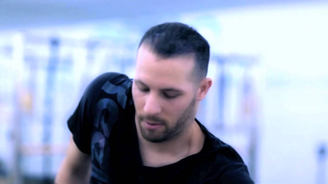 Jorge Safer Durante su Baile en el Anuncio de Reebok