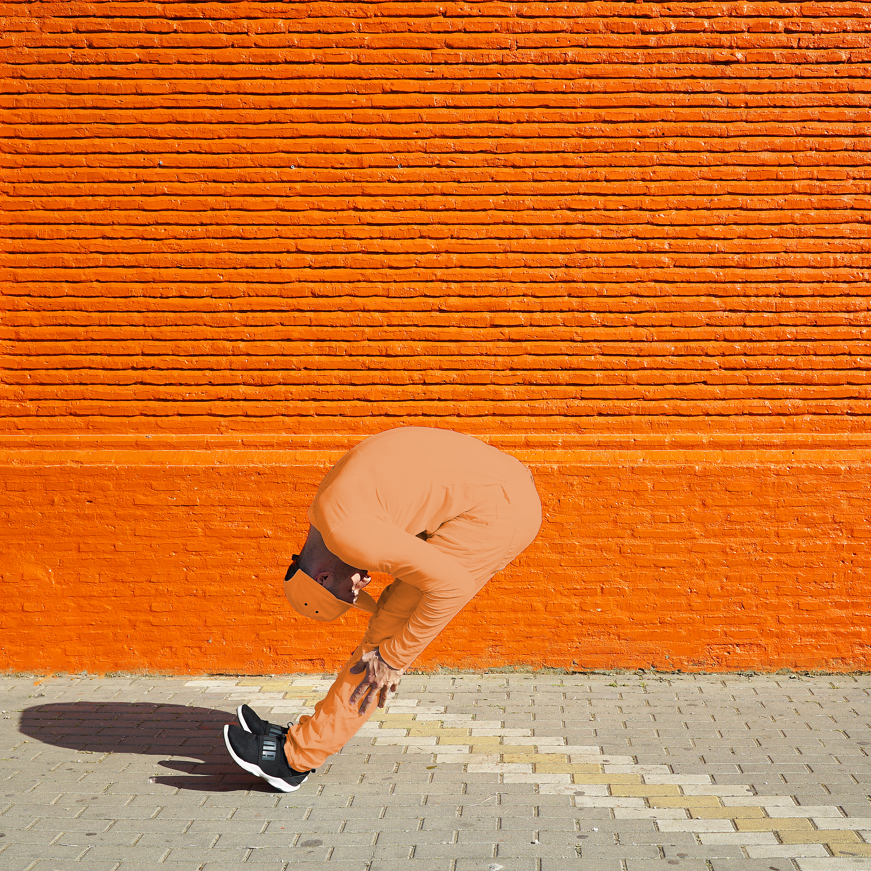 Pose de Danza Urbana con Piernas Flexibles