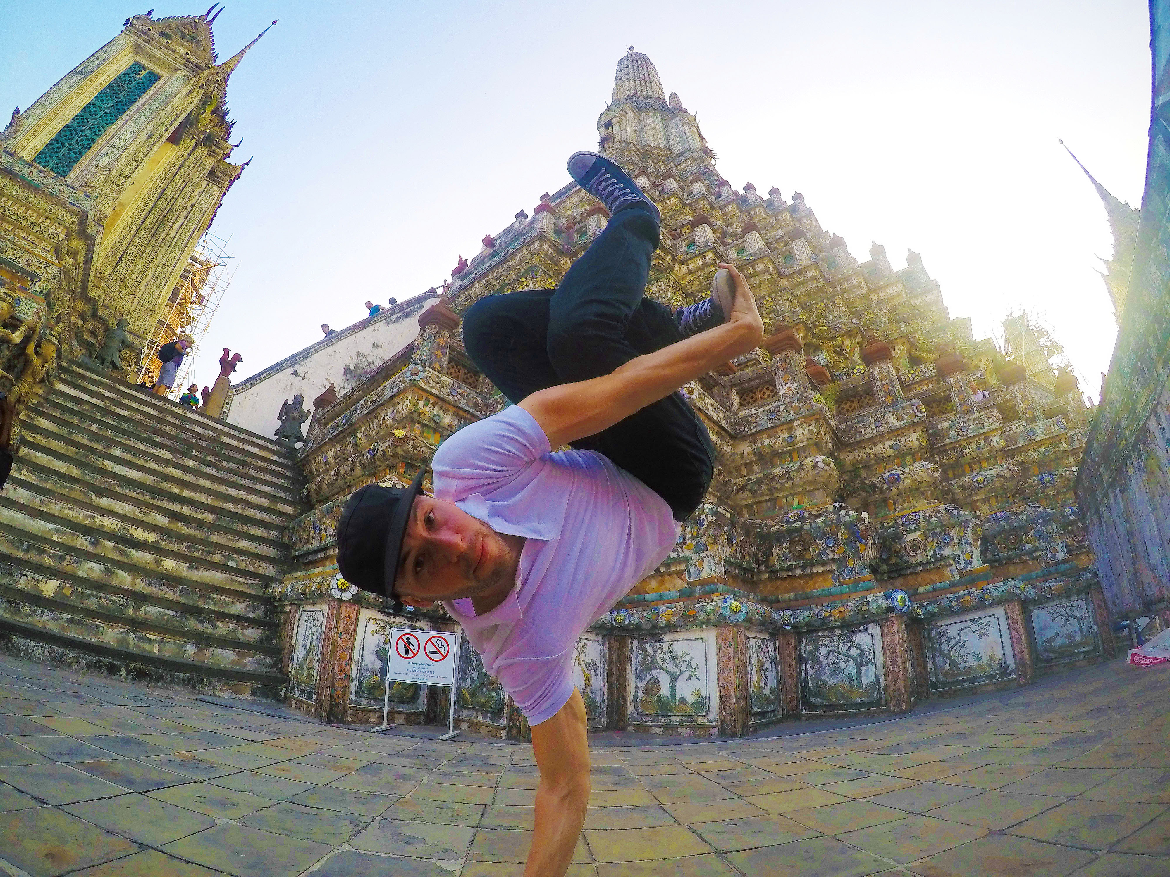 Pino con una Mano en un Templo de Tailandia - Jorge Safer