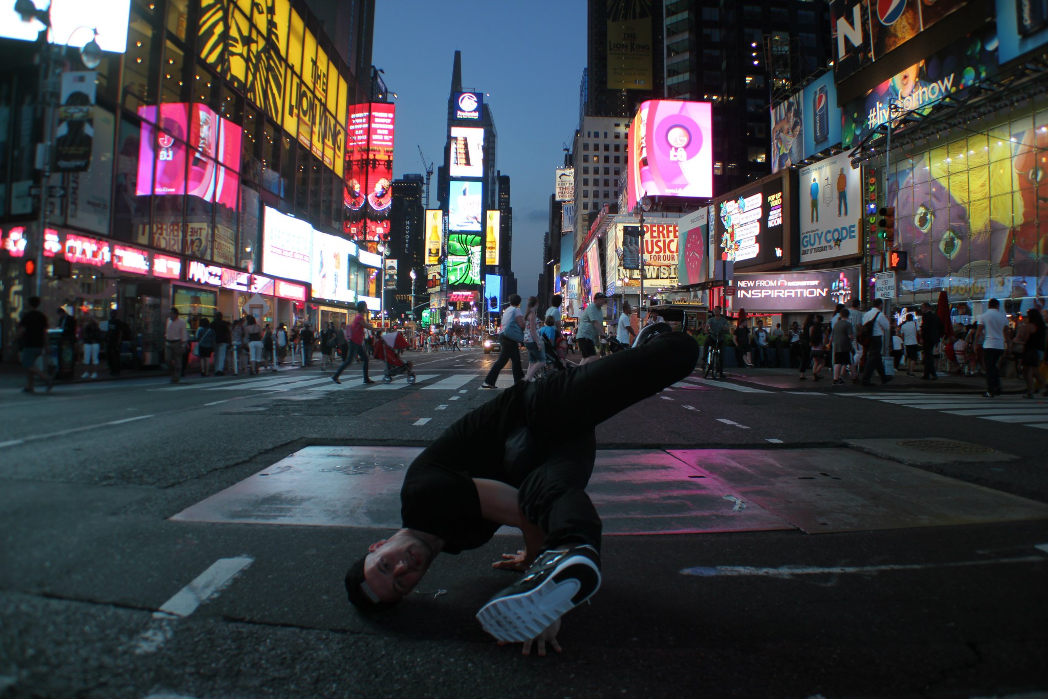 Postura de Break Dance en Times Square Nyc